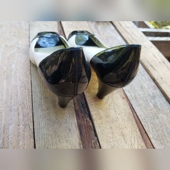 Size 8.5 Spectator High Heel Shoes Anne Klein Ladies Peak Toe White Black Formal - Picture 3 of 10